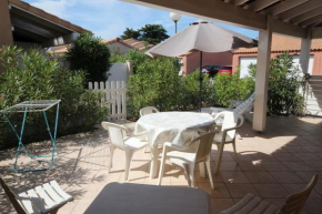 Belle villa 2 chambres terrasse en angle parking privatif dans résidence sécurisée piscine commune 800 m de la mer LRCS151